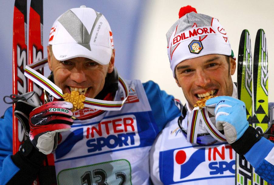 Cristian Zorzi, a sinistra, festeggia l&#39;oro mondiale 2007 a Sapporo con Renato Pasini. Ansa